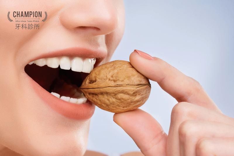 Nguyên nhân mẻ răng khi cắn vật cứng 